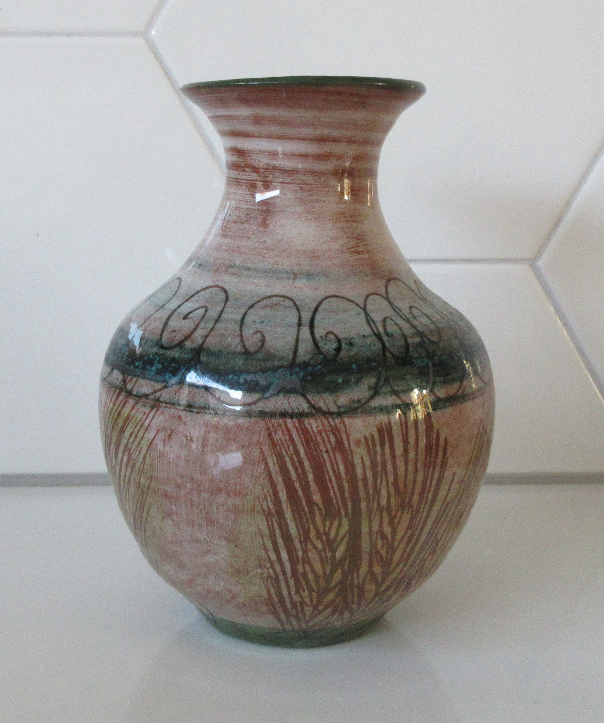 Niet of onleesbaar gesigneerd - Studio keramisch vaasje met handbeschilderd fantasie decor verkocht voor € 1!