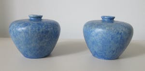 Niet of onleesbaar gesigneerd - Twee blauwe art deco aardewerk vaasjes - Engeland kopen? Bied vanaf 1!