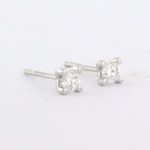 18k wit gouden solitair oorknoppen bezet met briljant geslepen diamant 0.28 ct kopen? Bied vanaf 340!