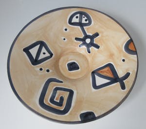 Niet of onleesbaar gesigneerd - Kunstaardewerken schaal op voet met Naieve decoratie kopen? Bied vanaf 10!