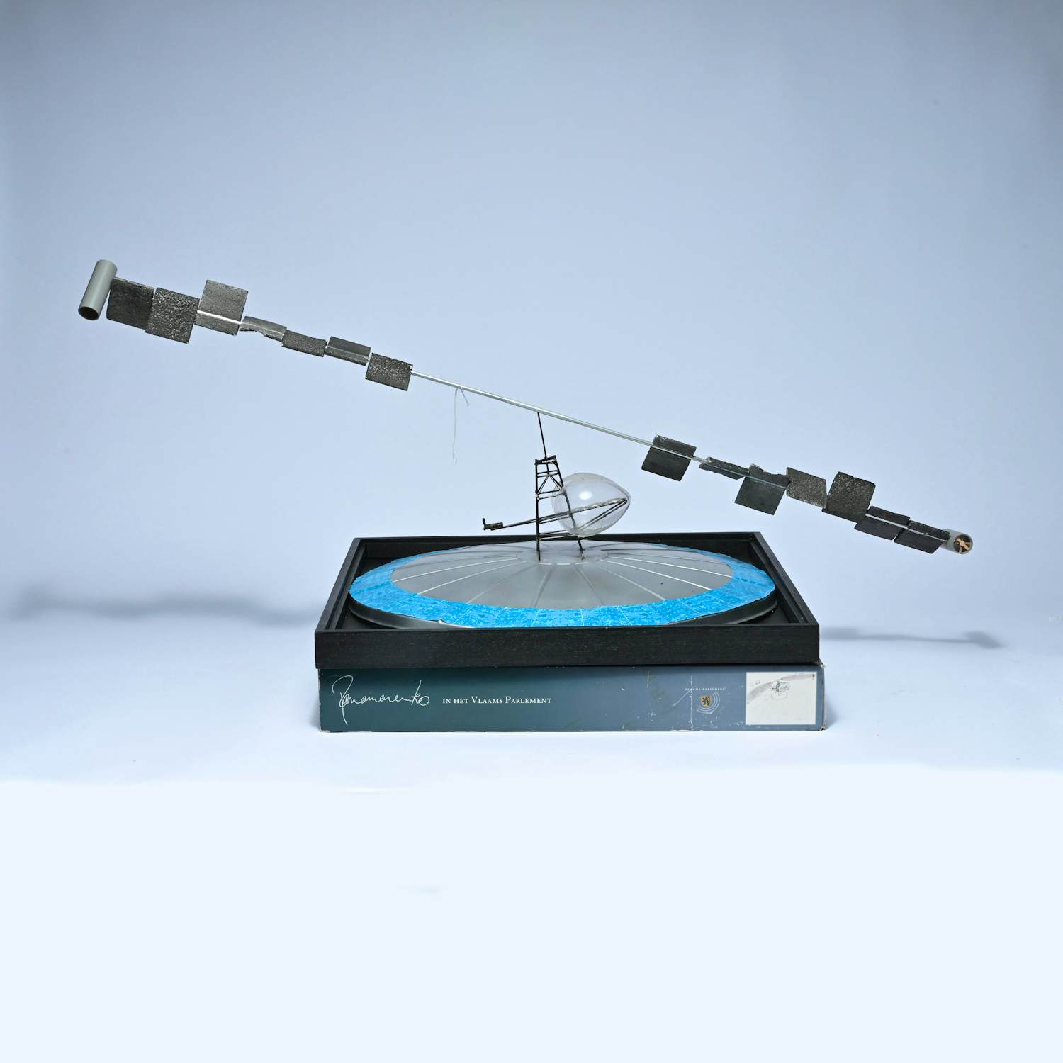 Panamarenko - Beeld: vliegend eiland kopen? Bied vanaf 1995!