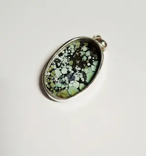 In nieuwstaat zilveren hanger met Spider web Green Turquoise kopen? Bied vanaf 70!