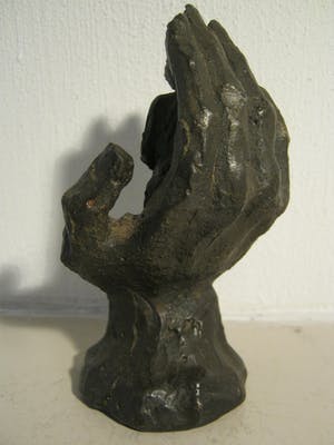 Astrid Veldhuyzen-Koppen - Lezend meisje in hand - gesigneerd sculptuur kopen? Bied vanaf 75!