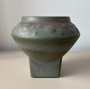 Keramische industrie Loré - Zeldzame brutalistische vaas modelnr B150 ontwerp Matt Camps kopen? Bied vanaf 1!