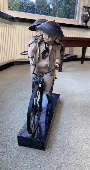Dick Versluis - 2 figuren op fiets kopen? Bied vanaf 75!