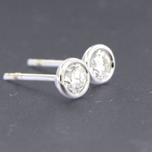 18K Goud - witgouden solitair oorknoppen bezet met briljant geslepen diamant 0.24 caraat kopen? Bied vanaf 300!