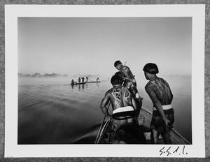 Sebastiao Salgado - Autogramm auf Fotografie Fishing Men Brazilian Tribe from the book Amazonia kopen? Bied vanaf 49!