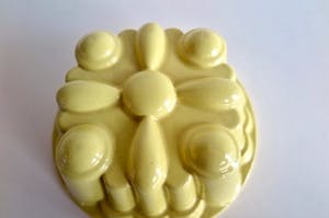 Firma Regout & Co - 2 Antieke Puddingvormen - Oud geel - met een Onderschotel - Gemerkt kopen? Bied vanaf 69!