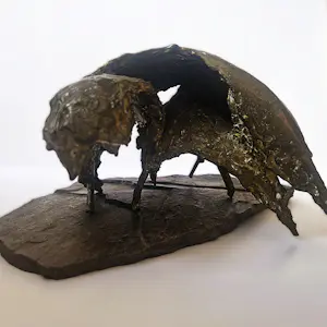 Edith Imkamp - Bijzonder fraaie gepatineerd bronzen sculptuur "Kraai" op stenen bodem - UNICA! kaufen? Bieten Sie von 245!