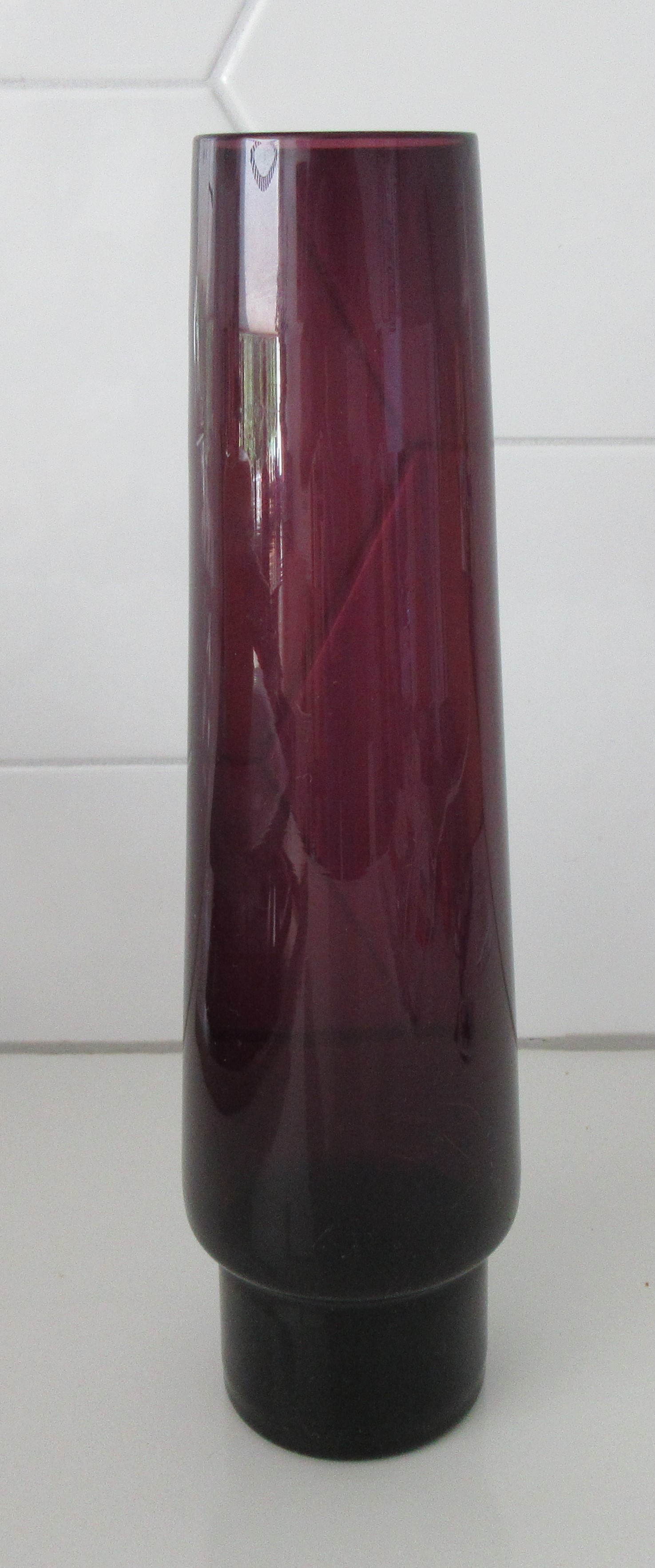 Niet of onleesbaar gesigneerd - Amethyst obelisk vormige ronde glazen vaas kopen? Bied vanaf 1!