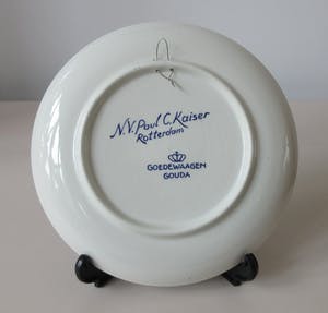Royal Goedewaagen - Twee platelen sierbordjes 'Hooimaand' en 'Wijnmaand' voor N.V. Paul C. Kaiser Ro kopen? Bied vanaf 1!
