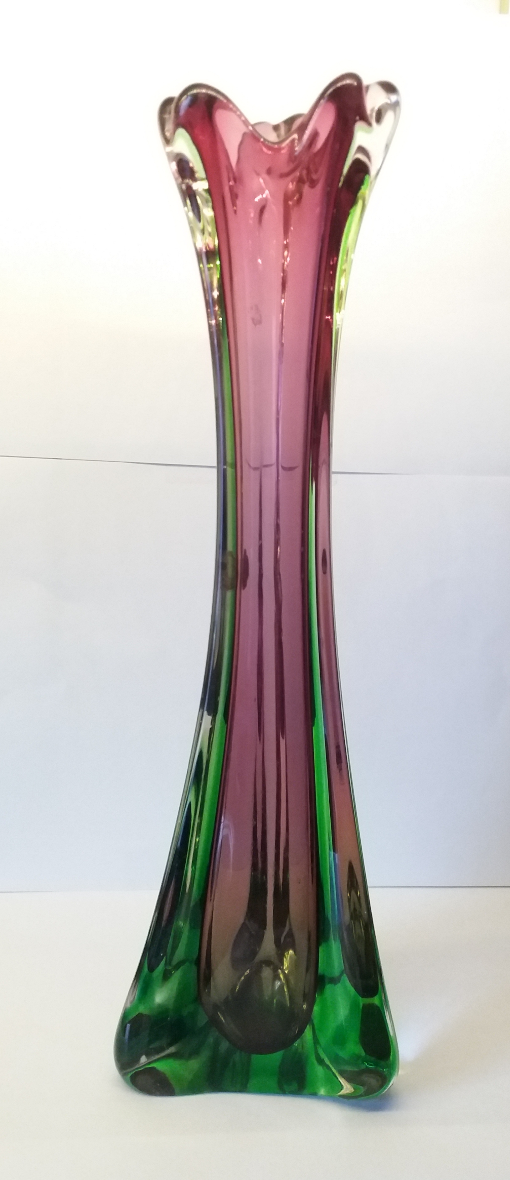 Niet of onleesbaar gesigneerd - paars groene Murano vaas verkocht voor € 1!