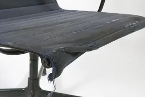 Ray en Charles Eames - Donkerblauwe EA 108 stoel met zwart frame kopen? Bied vanaf 1!