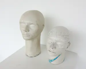 Ida De Roy - Set van twee sculpturen van keramiek, Hoofden kopen? Bied vanaf 200!