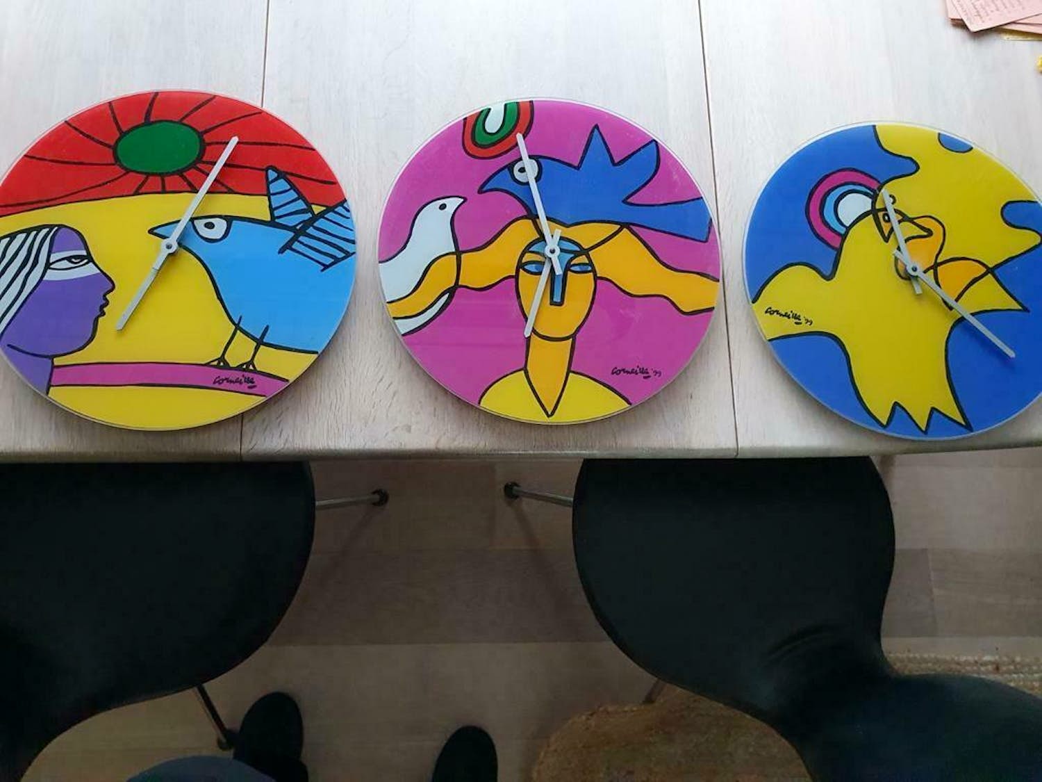 Corneille - 3 kleurrijke klokken met afbeeldingen van Corneille kopen? Bied vanaf 75!