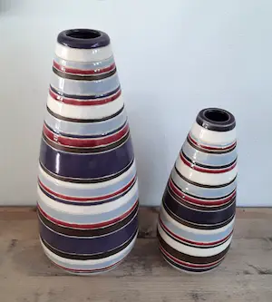 AcheterNiet of onleesbaar gesigneerd - Twee unieke vintage design vazen (handwerk).? Enchérissez de 1!