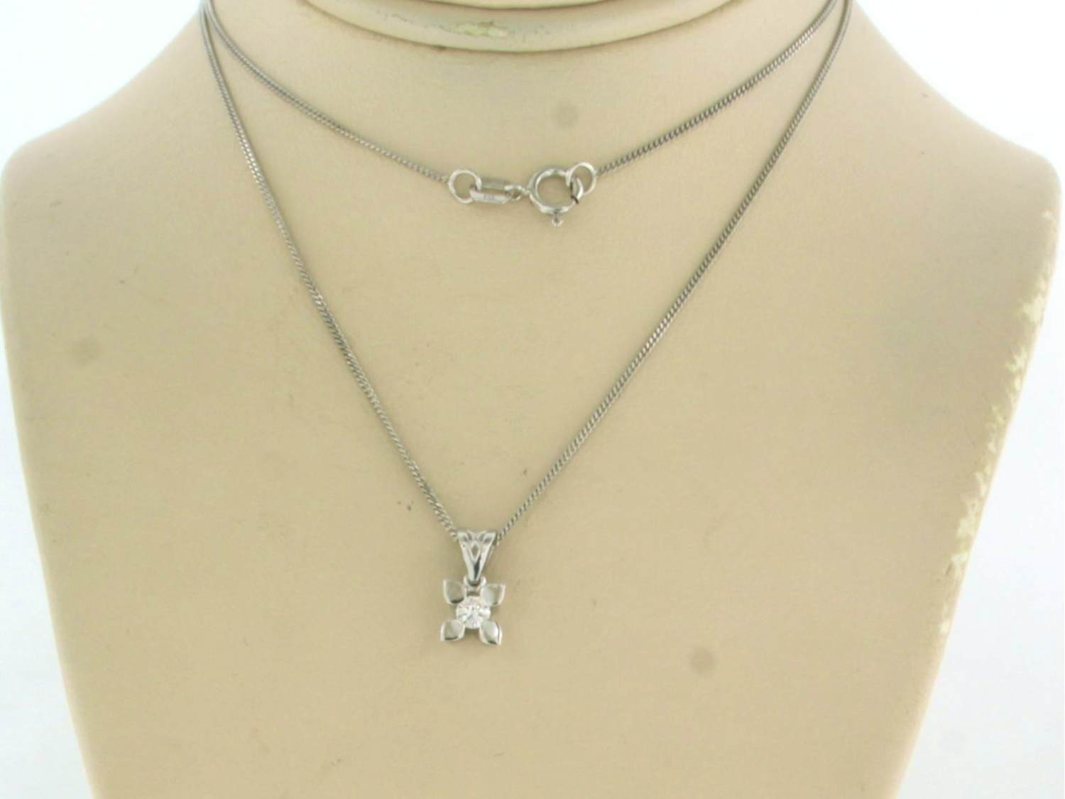 Buy 14k wit gouden collier met solitair hanger met diamant 0.08 ct - 45 cm? Bid from 220!