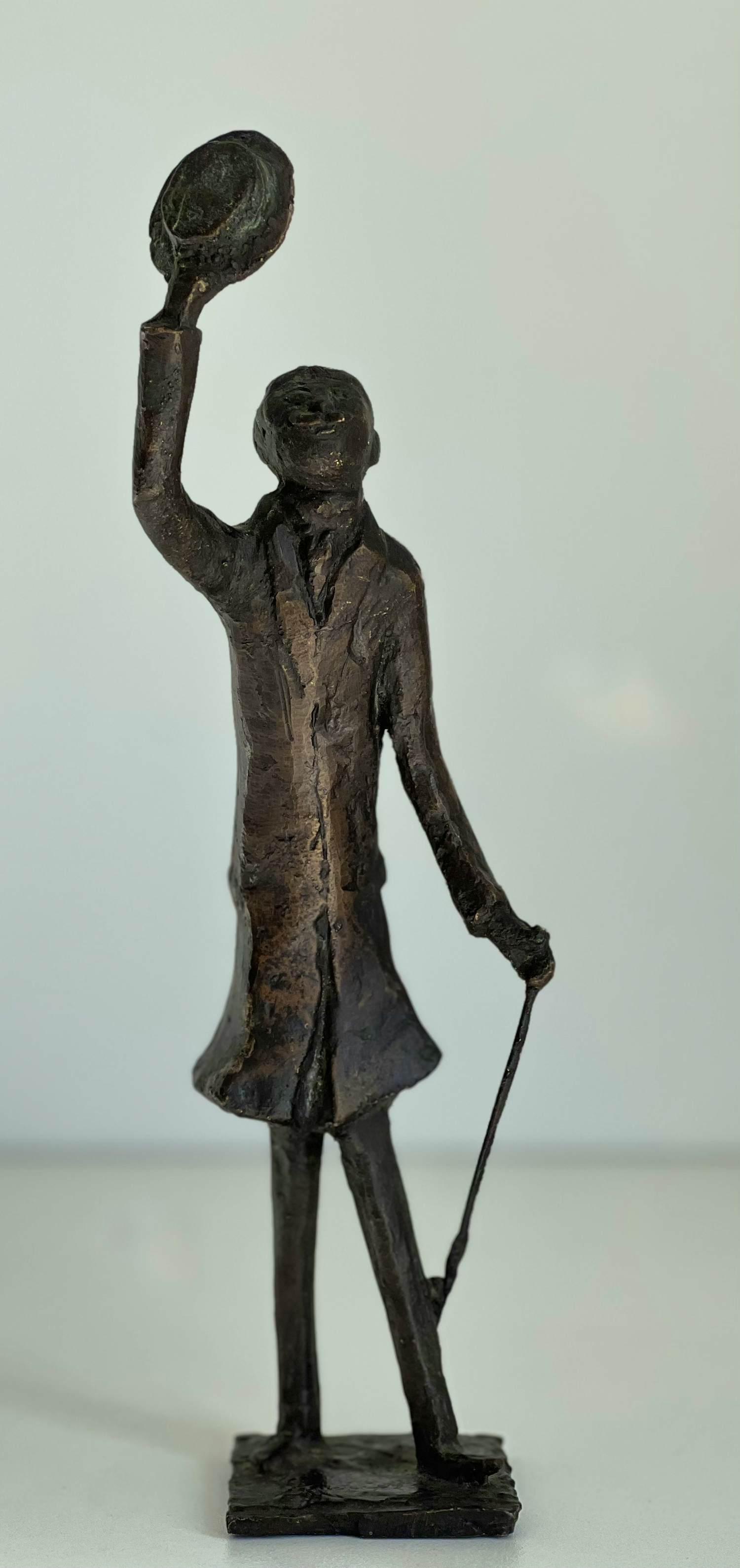 Theo van der Nahmer - Bronzen sculptuur | 'Man met hoed en paraplu ' / Flaneur' | 1968 kopen? Bied vanaf 400!