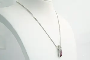 64 - Fijn 18krt witgouden collier met excl 0.35ct diamant & roze saffier hanger kopen? Bied vanaf 760!