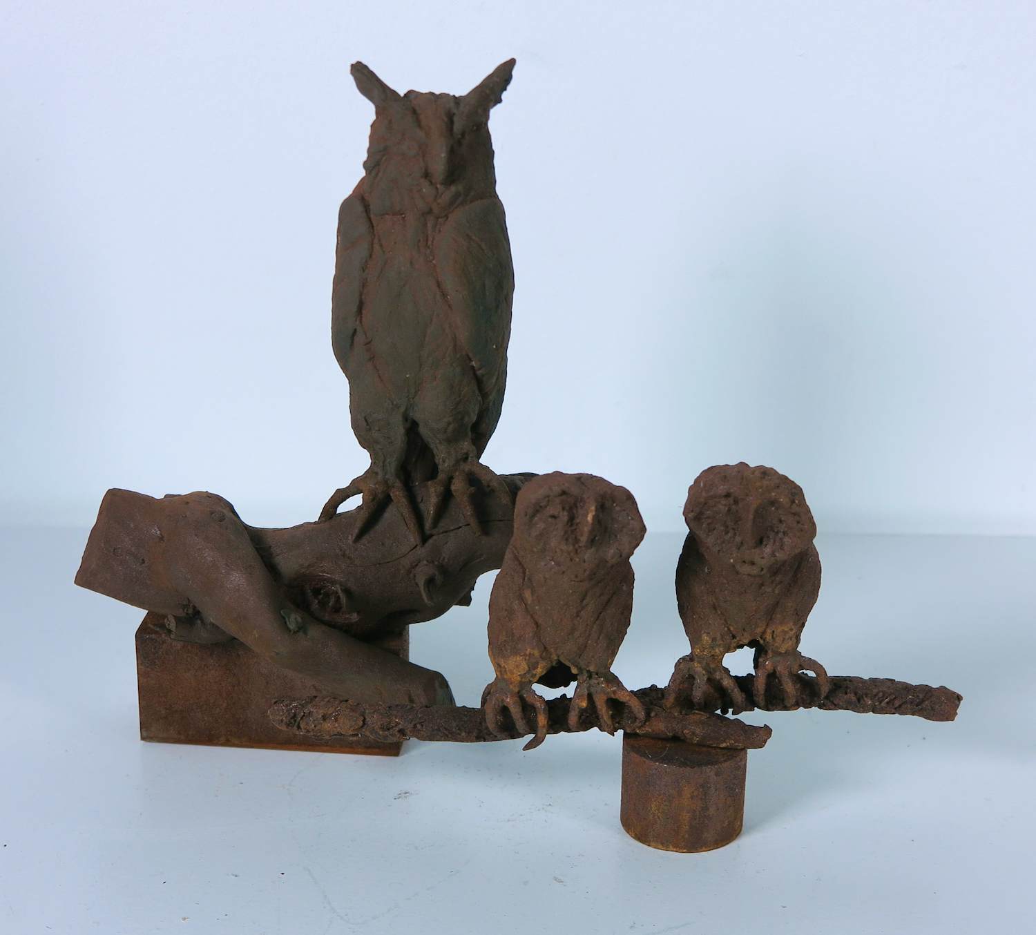 Paul Beckers - Twee sculpturen van ijzer en terracotta, Vogels (oehoe en uiltjes) + boek! kopen? Bied vanaf 200!