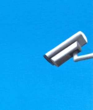 Gerard Boersma - Security Camera 40 (Stilleven van CCTV beveiligingscamera tegen blauwe lucht) kopen? Bied vanaf 75!