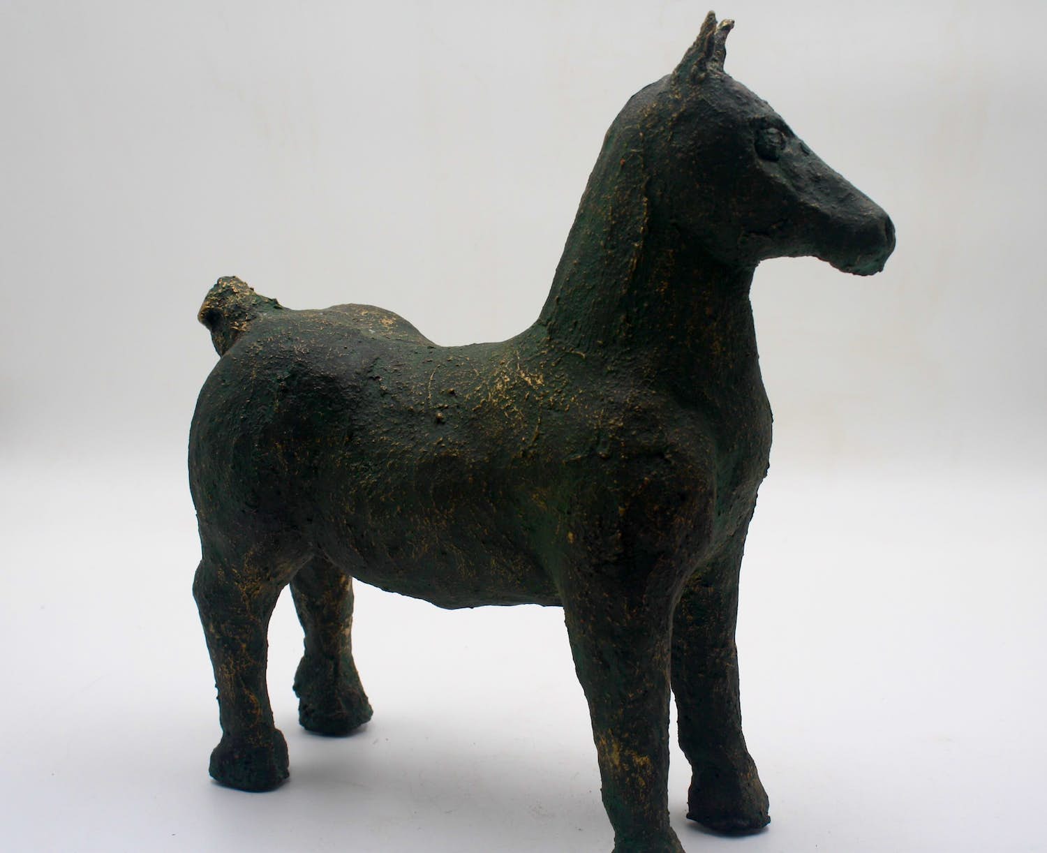 Niet of onleesbaar gesigneerd - Uitermate Prachtig Terracota Paard- Bladgoud (20e eeuw) kopen? Bied vanaf 1!