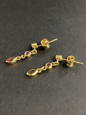 18 karaats geelgouden oorhangers bezet met gefacetteerd geslepen robijntjes kopen? Bied vanaf 135!