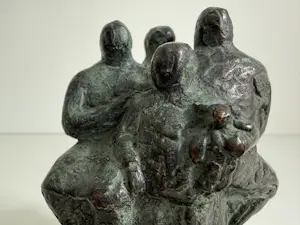 Karin Beek - bronzen sculptuur | 'Familie op een bank' kopen? Bied vanaf 100!
