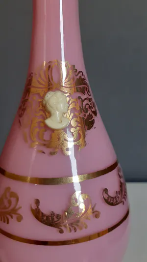 Cristallerie de Portieux - Roze melkglas vaas beschilderd met bladgoud en Camee dame erop kopen? Bied vanaf 1!