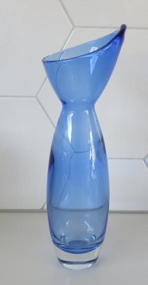 Niet of onleesbaar gesigneerd - Studio blauw glazen vrij gevormde vaas kopen? Bied vanaf 1!