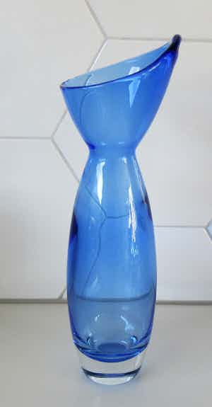 Niet of onleesbaar gesigneerd - Studio blauw glazen vrij gevormde vaas verkocht voor € 1!