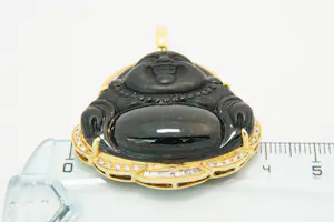 47- Grote 18kt gouden Buddha hanger met 1.40ct diamant (baquet + brilj) kopen? Bied vanaf 750!
