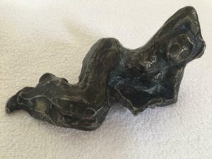 Brons (Onbekend) - liggend lezende vrouw JVG kopen? Bied vanaf 39!