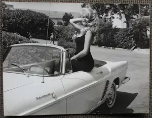 Niet of onleesbaar gesigneerd - Foto: Brigitte Bardot in auto kopen? Bied vanaf 10!