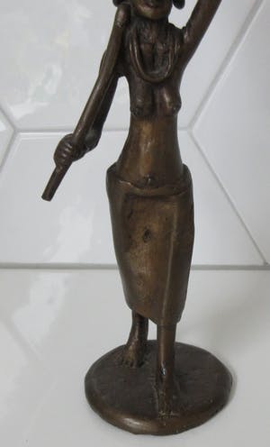 Niet of onleesbaar gesigneerd - Bronzen beeld van een Afrikaanse vrouw kopen? Bied vanaf 10!