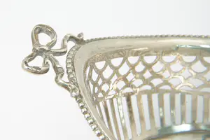37 - 2e geh. Zilveren ajour gezgd ovalen Bonbon-mandje met parelrand en strikken kopen? Bied vanaf 190!