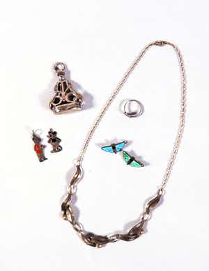 Zilver - Lotje diverse Zilver. Armbandje, hangers, kinderringetje, speldjes verkocht voor € 1!