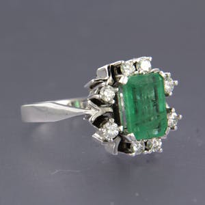 14K Goud - witgouden vintage entourage ring met smaragd en diamant kopen? Bied vanaf 850!