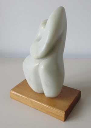 Niet of onleesbaar gesigneerd - Abstract spekstenen beeld "De Omhelzing" op houten sokkel kopen? Bied vanaf 10!