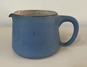 AcheterPotterij Zaalberg - Kunstaardewerken melkkan met blauw bruisglazuur? Enchérissez de 28!