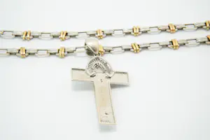 66- Opvallend 18Kt bi-color gouden collier + fraai vormgegeven 18Kt gouden kruis kopen? Bied vanaf 1800!