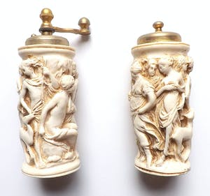 Curiosa - Vintage Salt And Pepper grinder in bone carved sculptures. kopen? Bied vanaf 1!