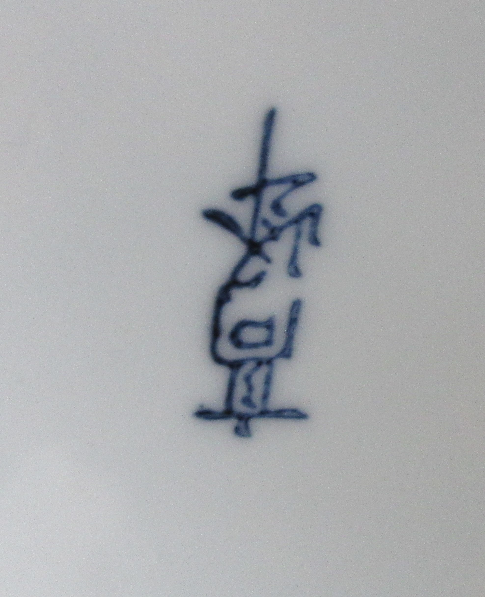 Niet of onleesbaar gesigneerd - Twee 20e eeuwse blauw witte hand beschilderde Chinese Porseleinen Bordjes kopen? Bied vanaf 1!