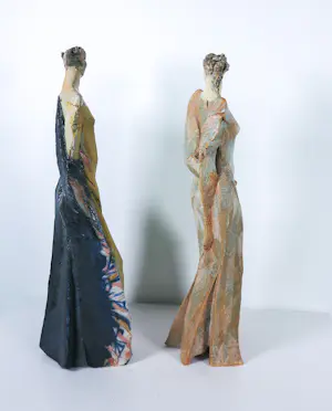 Willemijn van der Meer - Set van 2 keramieken sculpturen, Dames in jurk kopen? Bied vanaf 250!
