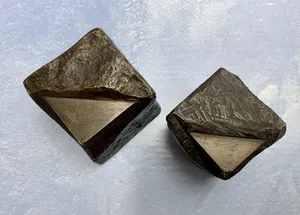 Brons (Onbekend) - Twee abstracte objecten kopen? Bied vanaf 250!