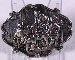 Zilveren broche met voorstelling in reliëf kopen? Bied vanaf 1!