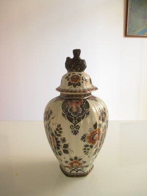 Plateelbakkerij Flora - Grote dekselvaas met polychrome beschildering kopen? Bied vanaf 22!