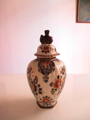 Plateelbakkerij Flora - Grote dekselvaas met polychrome beschildering verkocht voor € 22!