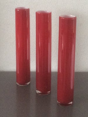 Niet of onleesbaar gesigneerd - DRIE HOGE SMALLE RODE GLAZEN VAZEN kopen? Bied vanaf 1!