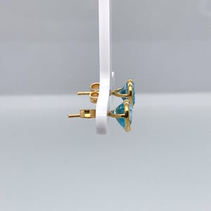 18kt gouden handgemaakte oorstekers met topaas. 1,56gr kopen? Bied vanaf 95!